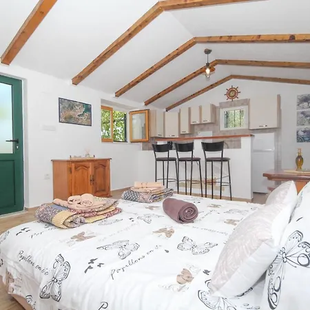 Semesterbostad Robinson House Vinka *